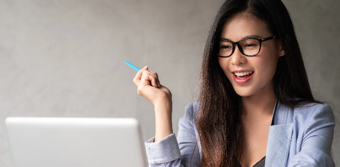 asian women checking 11credit
