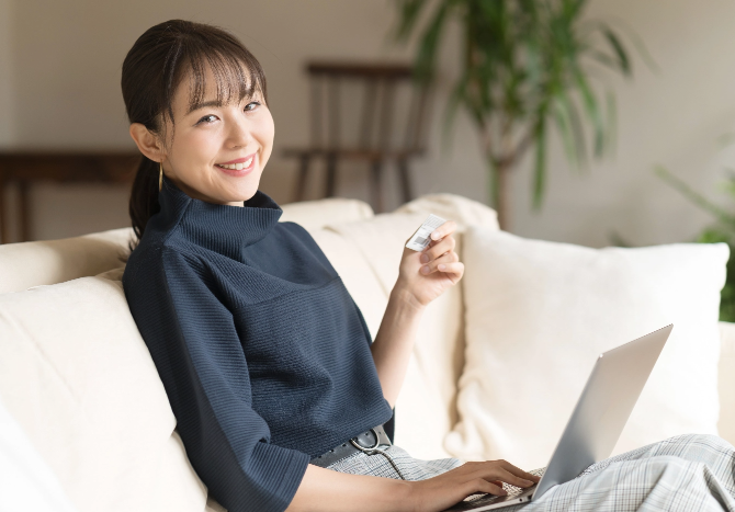 Smiling lady satisfied with the good borrowing experience she’s had with the top Orchard legal money lender in Singapore